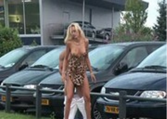 سكس جامد في طريق عام